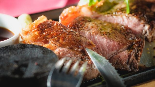 横浜デートで上質な黒毛和牛ステーキを無制限食べ放題 6 500円 税抜 で 見た目にも華やかなディナーを堪能 横浜バル502 Globridge Inc