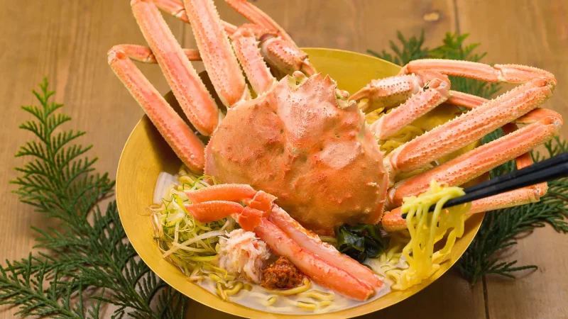ズワイガニまるごと使用！大迫力×超贅沢なカニラーメンが食べ放題メニューに追加！【すし酒場 FUJIYAMA TOKYO 秋葉原本店】